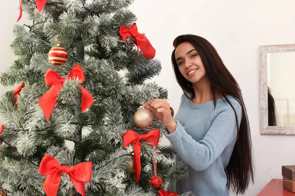 Vacker Ung Kvinna Dekorera Julgran Hemma — Stockfoto