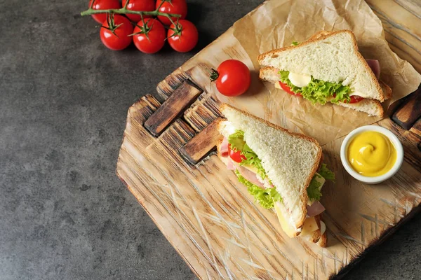 Leckere Toast Sandwiches Serviert Mit Senf Auf Holzbrett Weizenbrot — Stockfoto