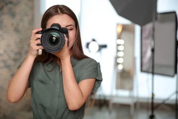 Fotógrafo Profissional Com Câmera Estúdio Fotografia — Fotografia de Stock