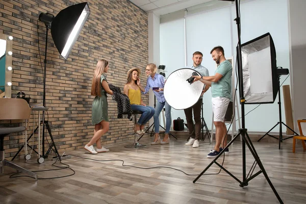 Equipo Profesional Trabajando Con Modelo Estudio Fotográfico — Foto de Stock