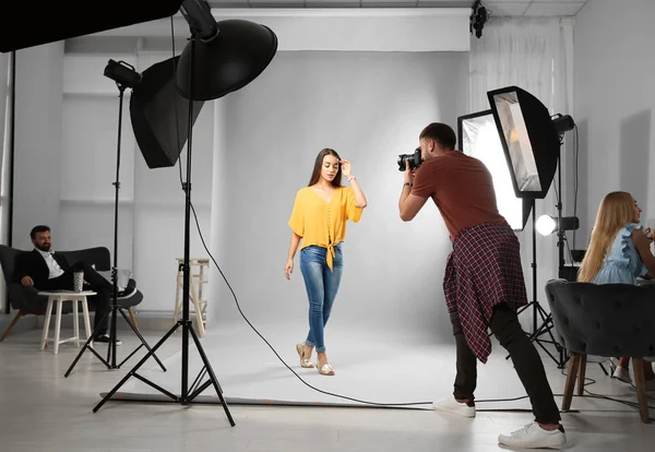 Equipo Profesional Trabajando Con Modelo Estudio Fotográfico — Foto de Stock