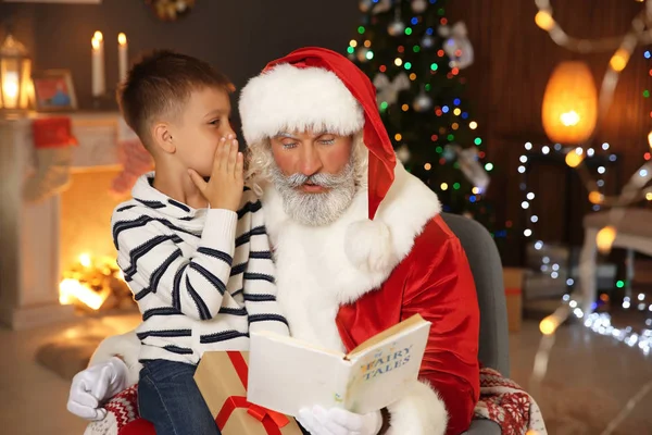 Malé Dítě Santa Claus Doma Štědrý Den — Stock fotografie