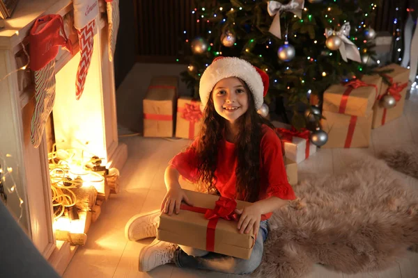 Noel Baba Şapkası Köknar Ağacı Evde Yakınındaki Şömine Önünde Oturan — Stok fotoğraf