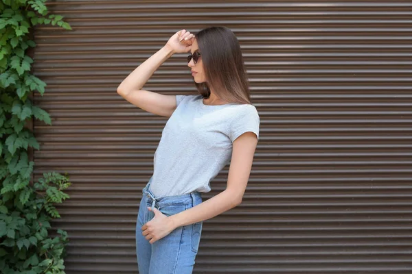 Mujer Joven Con Camiseta Gris Cerca Pared Calle Estilo Urbano — Foto de Stock