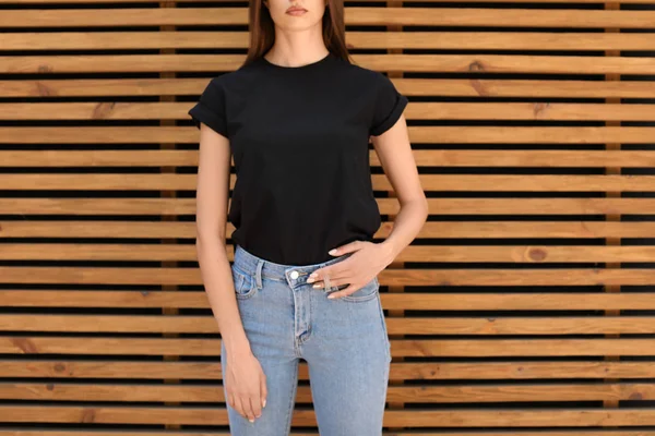 Mulher Jovem Vestindo Camiseta Preta Contra Parede Madeira Rua Estilo — Fotografia de Stock