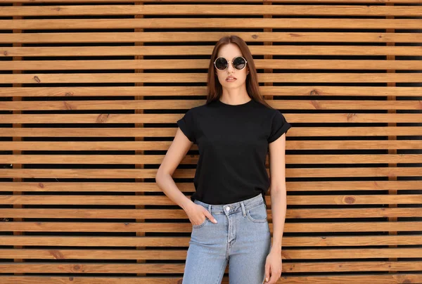 Mujer Joven Vistiendo Camiseta Negra Contra Pared Madera Calle Estilo — Foto de Stock