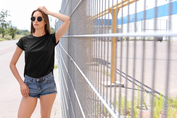 Mujer Joven Con Camiseta Negra Calle Estilo Urbano — Foto de Stock