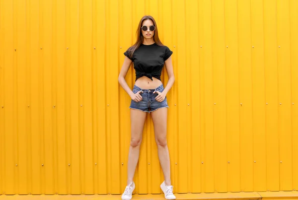 Młoda Kobieta Ubrana Czarny Shirt Pobliżu Kolor Ściany Przy Ulicy — Zdjęcie stockowe