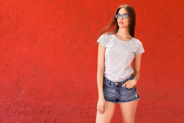 Mujer Joven Vistiendo Camiseta Gris Cerca Pared Color Calle — Foto de Stock