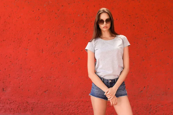 Mujer Joven Vistiendo Camiseta Gris Cerca Pared Color Calle — Foto de Stock