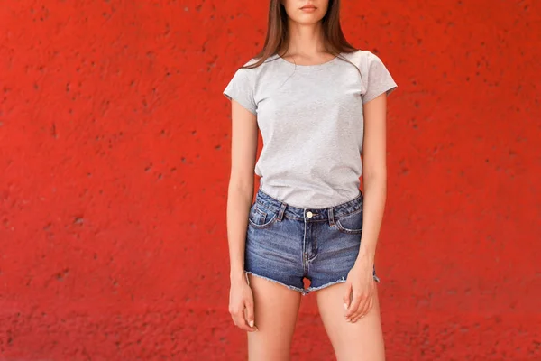 Mujer Joven Vistiendo Camiseta Gris Cerca Pared Color Calle — Foto de Stock