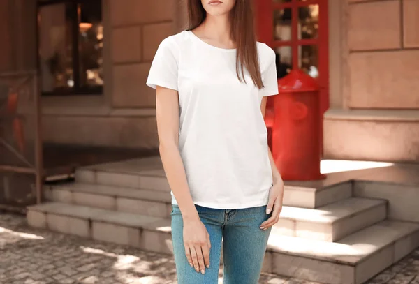 Mujer Joven Con Camiseta Blanca Calle — Foto de Stock