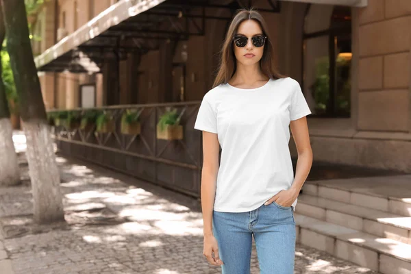 Jovem Mulher Vestindo Camiseta Branca Rua — Fotografia de Stock