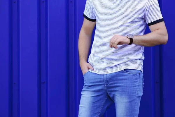Joven Hombre Hipster Jeans Elegantes Posando Cerca Pared Color —  Fotos de Stock