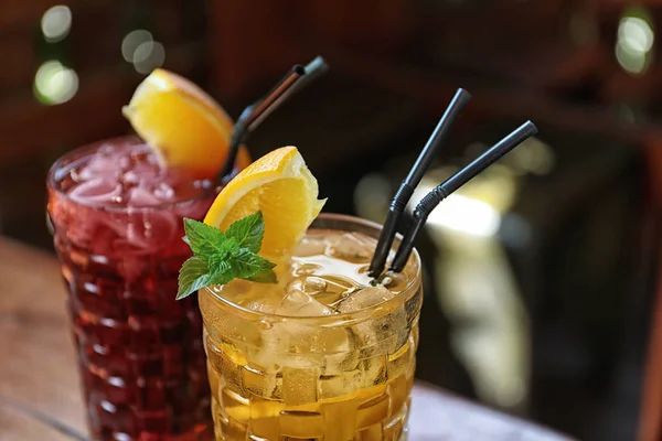 Gläser Leckerer Cocktails Mit Eis Auf Verschwommenem Hintergrund Nahaufnahme — Stockfoto