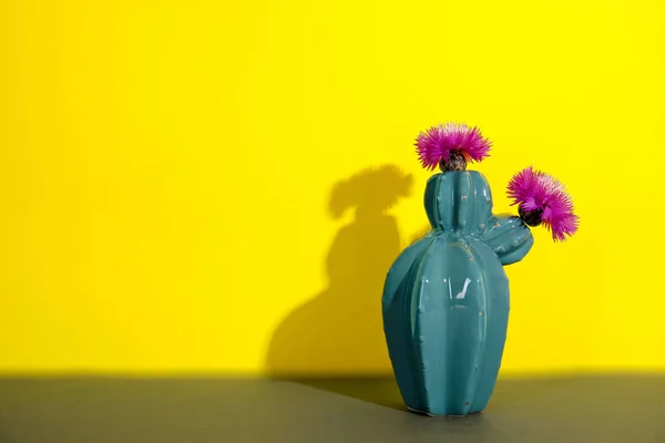 Vaso Cerâmica Forma Cacto Moda Com Flores Mesa Contra Fundo — Fotografia de Stock