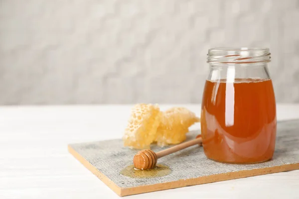 おいしい新鮮な蜂蜜とボード上の北斗七星の瓶 — ストック写真
