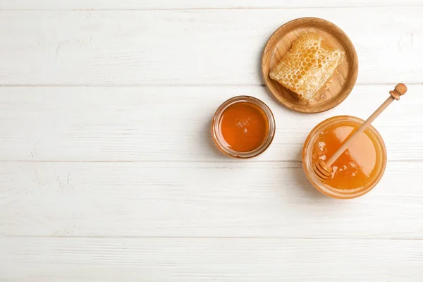 Composición Plana Con Miel Fresca Sobre Fondo Madera —  Fotos de Stock