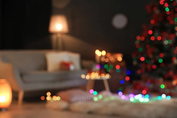 Verschwommener Blick Auf Stilvolles Interieur Mit Geschmücktem Weihnachtsbaum — Stockfoto