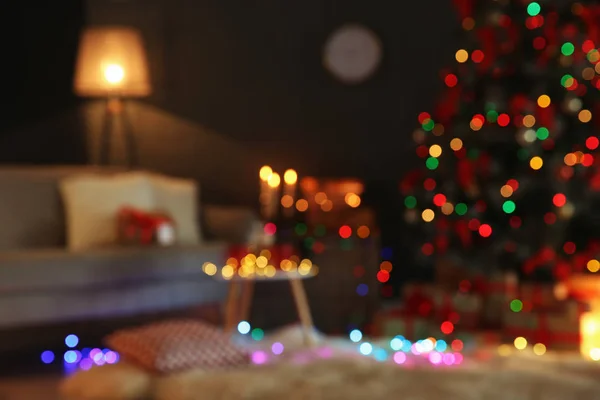 Verschwommener Blick Auf Stilvolles Interieur Mit Geschmücktem Weihnachtsbaum — Stockfoto