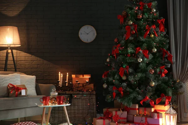 Interior Quarto Elegante Com Árvore Natal Decorada — Fotografia de Stock