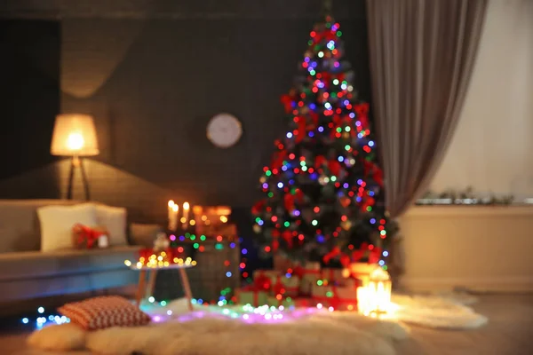 Vista Turva Interior Quarto Elegante Com Árvore Natal Decorada — Fotografia de Stock