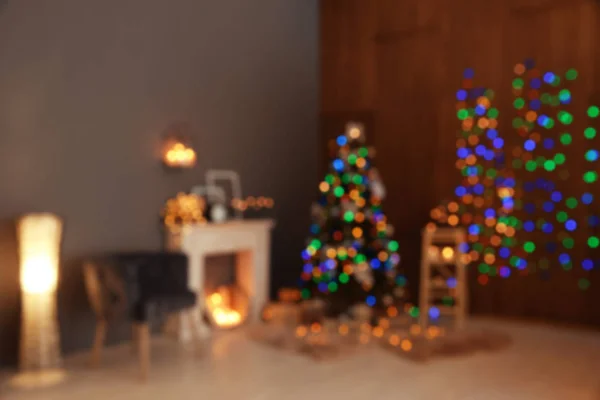 Verschwommen Stilvolle Raumausstattung Mit Weihnachtsbaum Und Dekorativem Kamin — Stockfoto