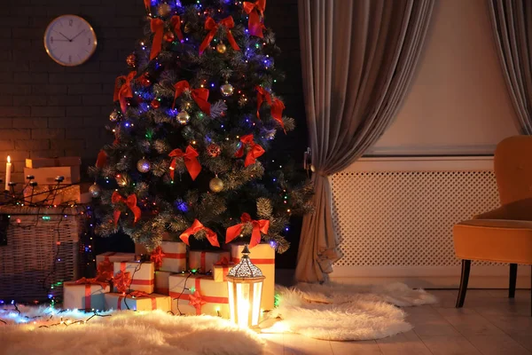 Stijlvolle Kamer Interieur Met Versierde Kerstboom — Stockfoto