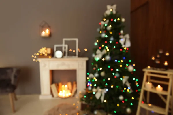 Camera Sfocata Interno Elegante Con Albero Natale Camino Decorativo — Foto Stock