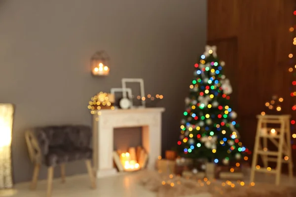 Camera Sfocata Interno Elegante Con Albero Natale Camino Decorativo — Foto Stock