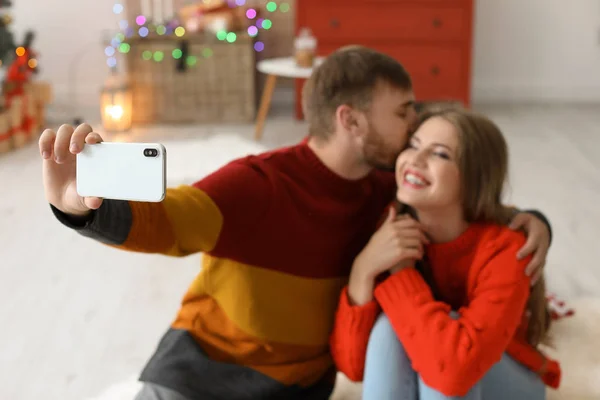 Felice Giovane Coppia Prendendo Selfie Decorato Stanza Natale — Foto Stock