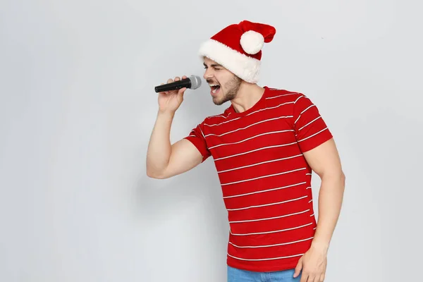 Young Man Santa Hat Singing Microphone Color Background Christmas Music — Stock Photo, Image