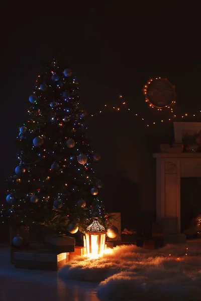 Stilvolles Interieur Mit Weihnachtsbaum Und Kamin — Stockfoto