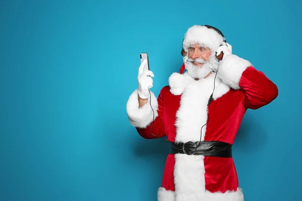 Papai Noel Ouvindo Música Natal Fundo Cor — Fotografia de Stock