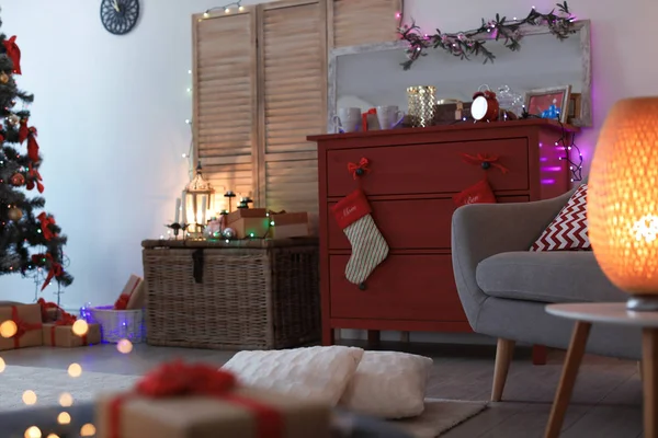 Kommode Mit Roten Weihnachtsstrümpfen Stilvollen Interieur — Stockfoto