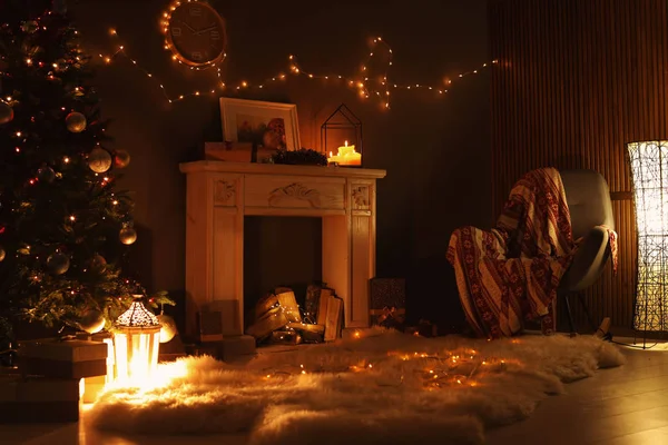 クリスマス ツリーと暖炉のあるスタイリッシュな客室インテリア — ストック写真