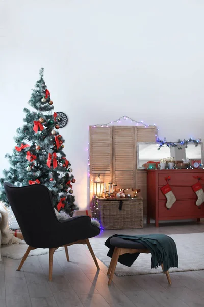 Interior Elegante Sala Estar Com Árvore Natal Decorada — Fotografia de Stock
