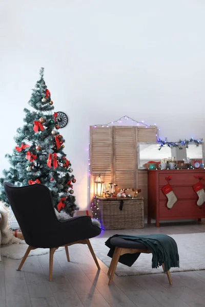 Élégant Salon Intérieur Avec Arbre Noël Décoré — Photo