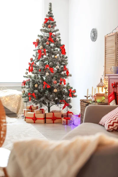 装飾されたクリスマスツリーとスタイリッシュなリビングルームのインテリア — ストック写真