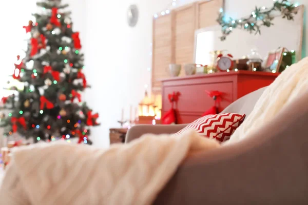 Bequemes Sofa Auf Verschwommenem Hintergrund Stilvolles Weihnachtsinterieur — Stockfoto