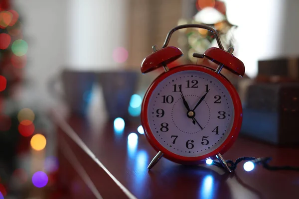 クリスマス インテリアはスタイリッシュでテーブルの上の目覚まし時計 — ストック写真