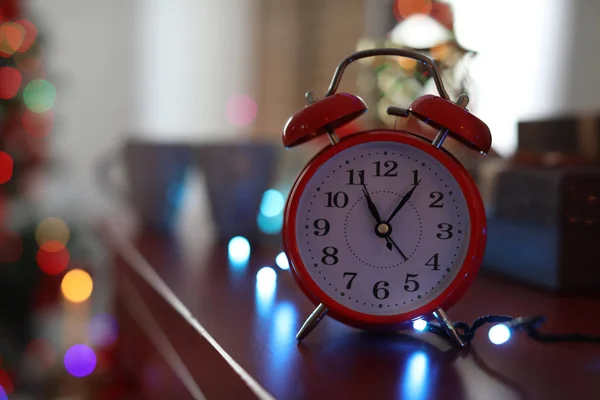 Wecker Auf Dem Tisch Stilvollen Weihnachtsinterieur — Stockfoto