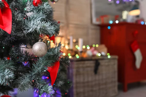 Árbol Navidad Con Decoraciones Interior Elegante —  Fotos de Stock