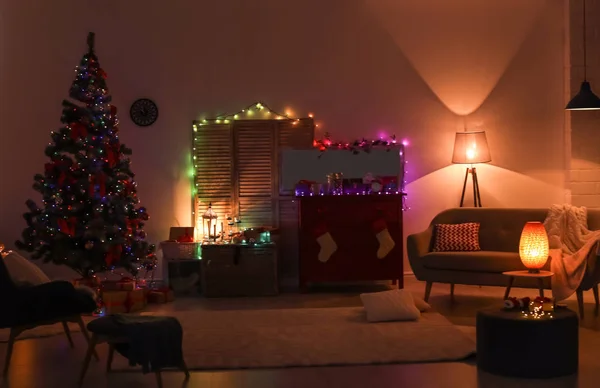 Interior Elegante Sala Estar Com Árvore Natal Luzes Fadas Noite — Fotografia de Stock