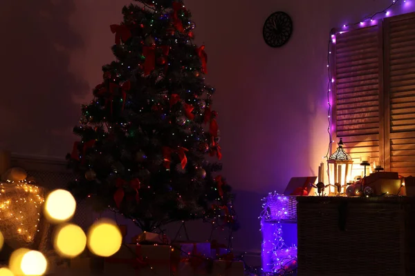 Stylový Obývací Pokoj Interiér Vánoční Stromek Světýlka Noci — Stock fotografie