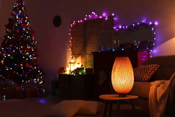 Stijlvolle Woonkamer Interieur Met Lamp Kerstverlichting Nachts — Stockfoto