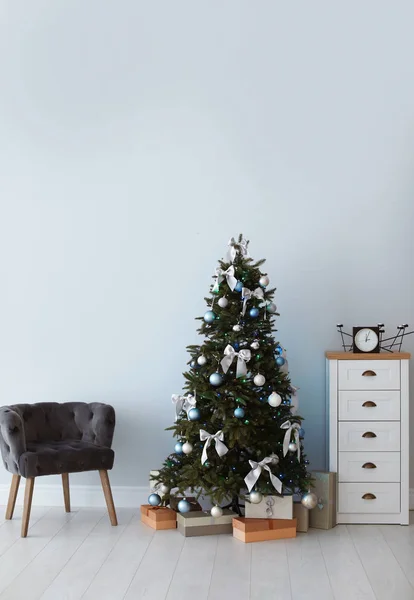 Elegante Salón Interior Con Árbol Navidad Decorado Cómodo Sillón —  Fotos de Stock