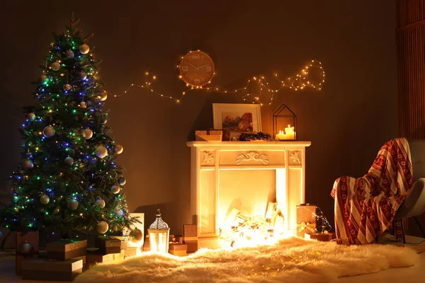 Interior Elegante Sala Estar Com Árvore Natal Lareira Noite — Fotografia de Stock