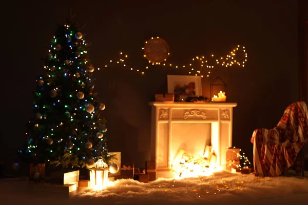 Stilvolle Wohnzimmereinrichtung Mit Weihnachtsbaum Und Nächtlichem Kamin — Stockfoto