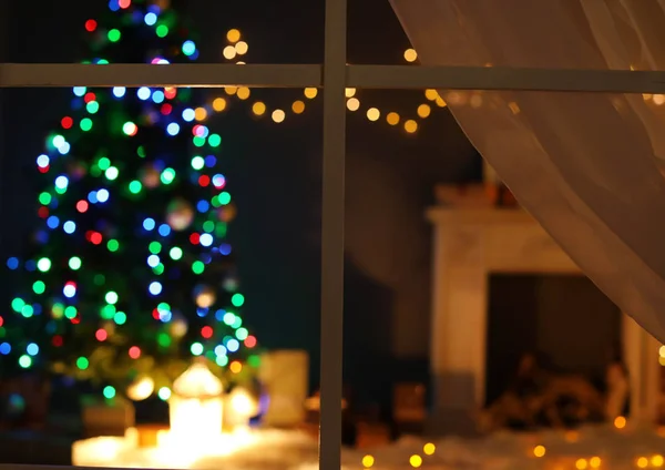 Rozmazaný Pohled Interiér Stylový Obývací Pokoj Vánoční Osvětlení Krb Noci — Stock fotografie